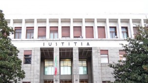 Pisa, ordigno inesploso a un ingresso del tribunale