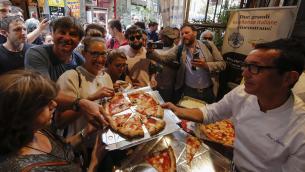 "Pizza deve essere per tutti", Sorbillo replica a Briatore e gli fa proposta