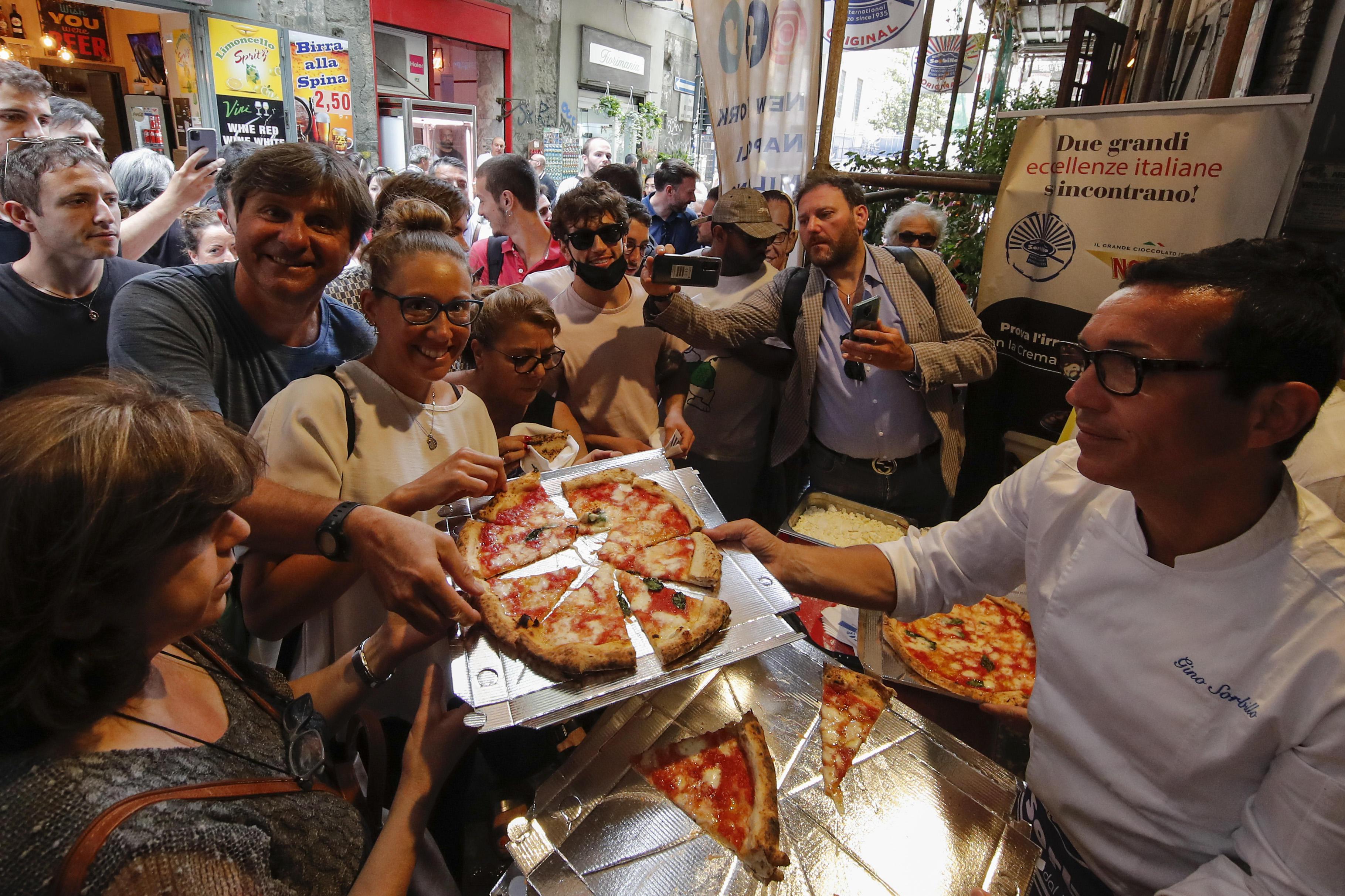 "Pizza deve essere per tutti", Sorbillo replica a Briatore e gli fa proposta