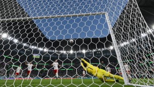 Polonia-Arabia, la super parata di Szczesny - Video