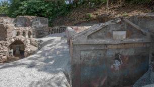 Pompei, nuova scoperta: tomba con resti umani mummificati