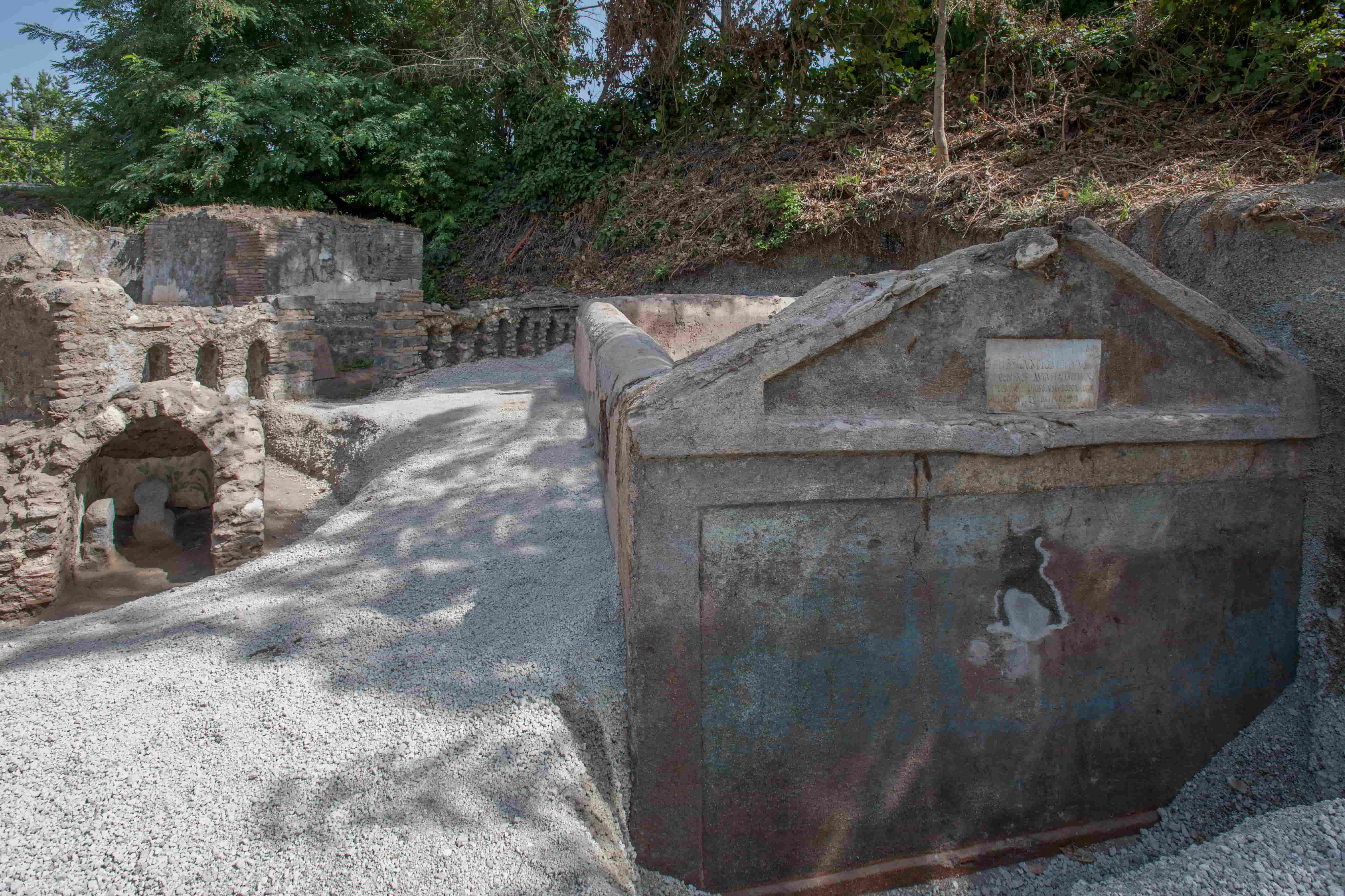 Pompei, nuova scoperta: tomba con resti umani mummificati