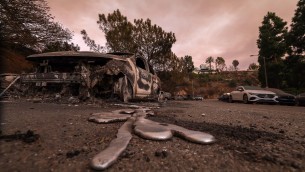 Pompieri dal Messico in aiuto a Los Angeles, Trump intanto vuole chiudere il confine
