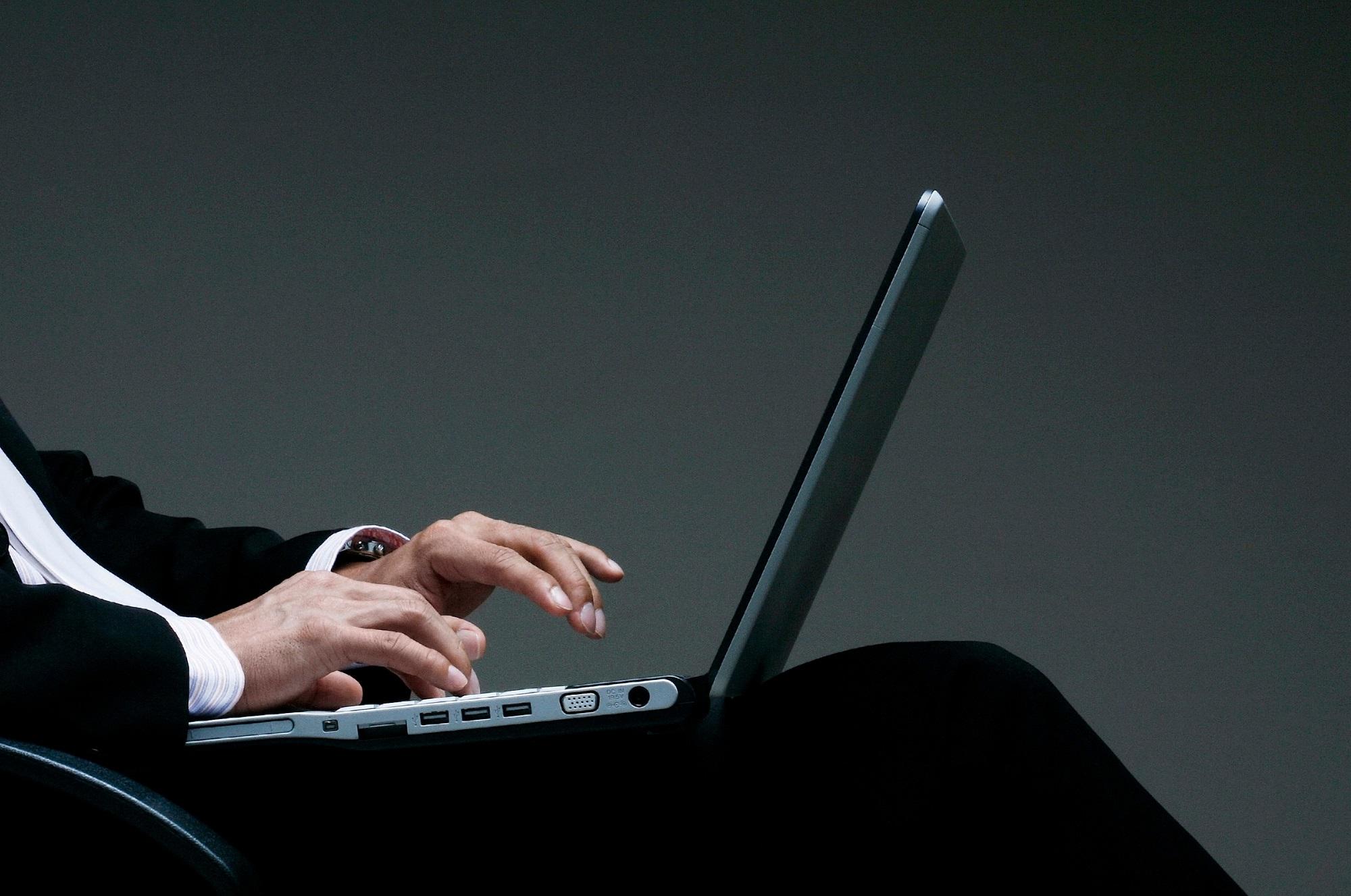 Porno nel mirino dell'Ue: scattano nuove regole per PornHub, StripChat e XVideos