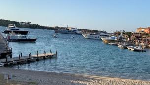 Porto Cervo, yacht si schianta sugli scogli: un morto e 3 feriti