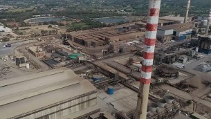 Portovesme, lavoratori barricati su ciminiera a 100 metri per protesta