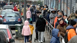 Povertà a Milano, le storie di chi è in fila per un pasto: "Qui per sopravvivere"