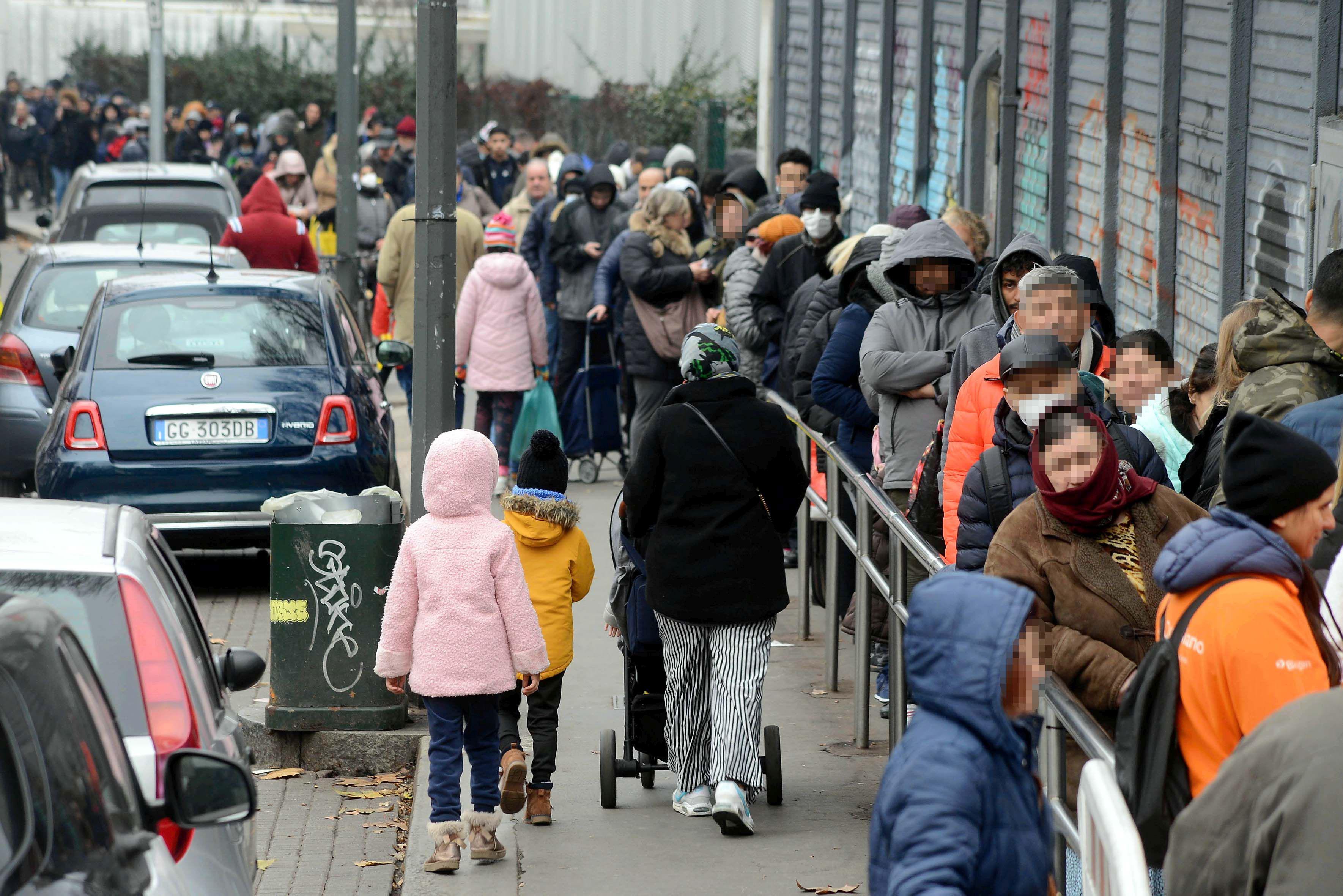 Povertà a Milano, le storie di chi è in fila per un pasto: "Qui per sopravvivere"
