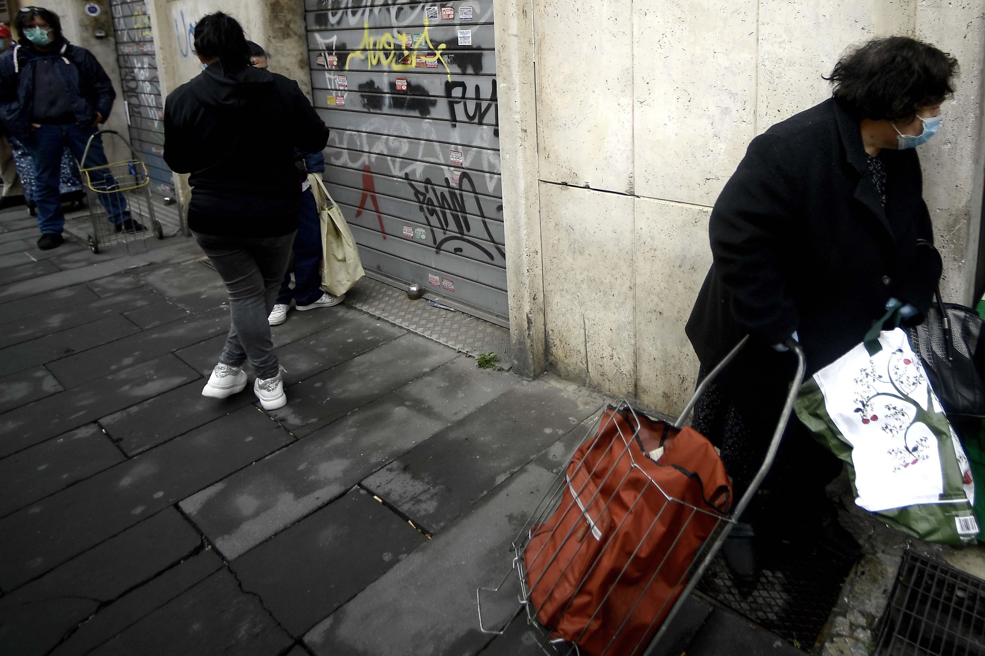 Povertà, Istat: in 2022 lieve calo diseguaglianze grazie a politiche famiglia
