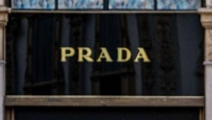 Prada compra Versace, acquisizione del 100% da Capri Holdings
