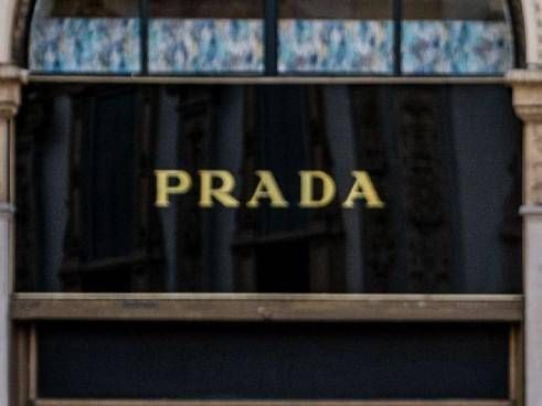 Prada compra Versace, acquisizione del 100% da Capri Holdings