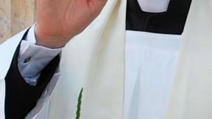 Prato, spaccio di droga per festini hard: arrestato parroco