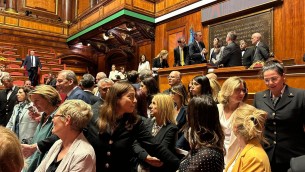 Premierato, bagarre in Senato: Aula sospesa, opposizioni occupano i banchi del governo