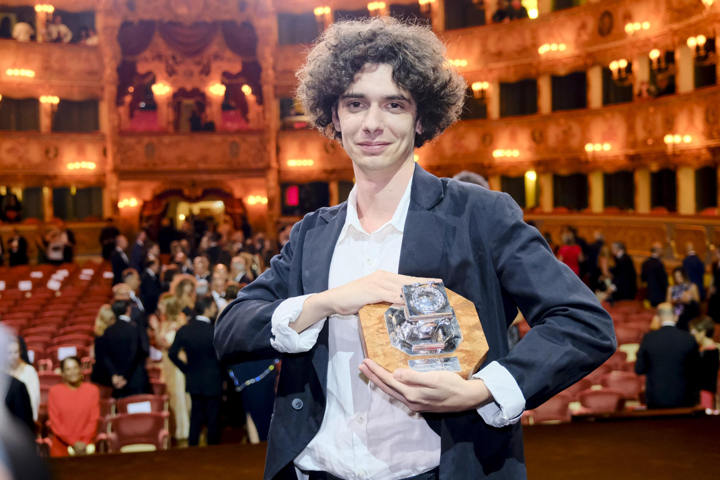 Premio Campiello 2022, a 27 anni vince Bernardo Zannoni: "Ho fatto un casino"