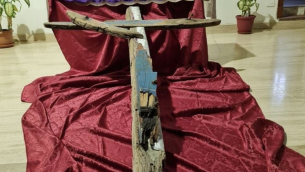Prete realizza croce con legno barca naufragata
