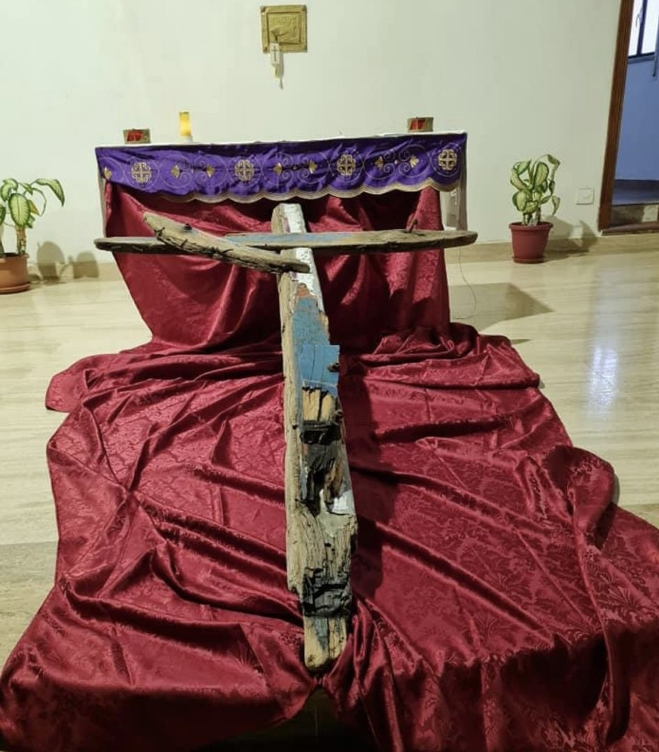 Prete realizza croce con legno barca naufragata
