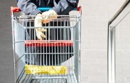 Prezzi alti e soldi che non bastano, la sopravvivenza al supermercato