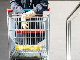 Prezzi alti e soldi che non bastano, la sopravvivenza al supermercato