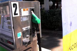 Prezzi benzina e gasolio oggi in calo