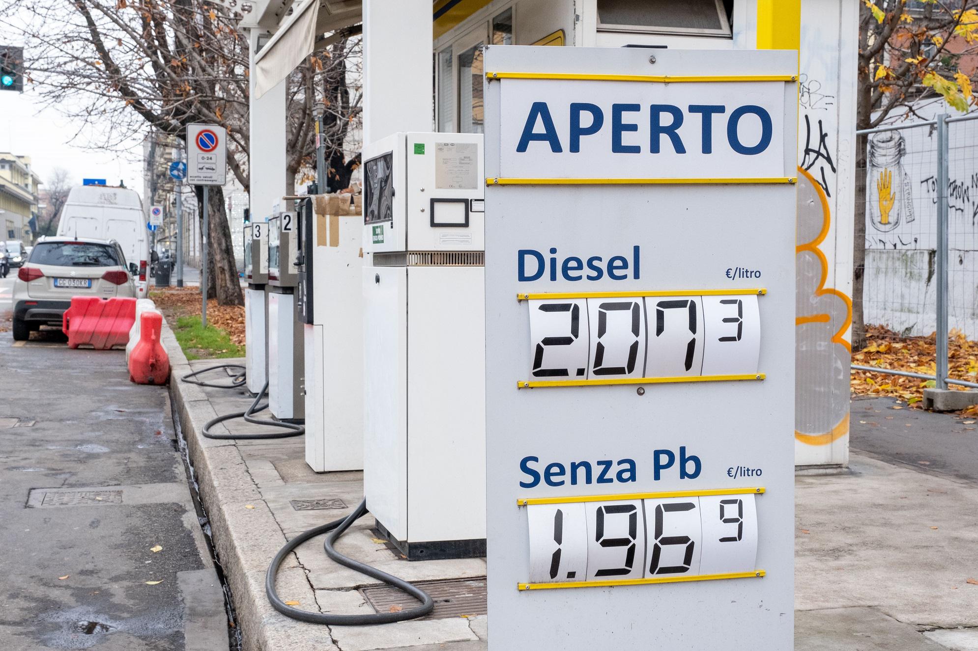 Prezzi benzina, Meloni vede vertici Gdf: gli aumenti oggi in Cdm