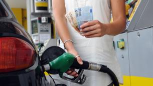 Prezzi carburante oggi, ancora in calo per benzina e diesel