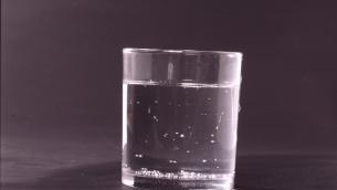 Prezzi energia, rincari anche nel bicchiere: acqua +11%