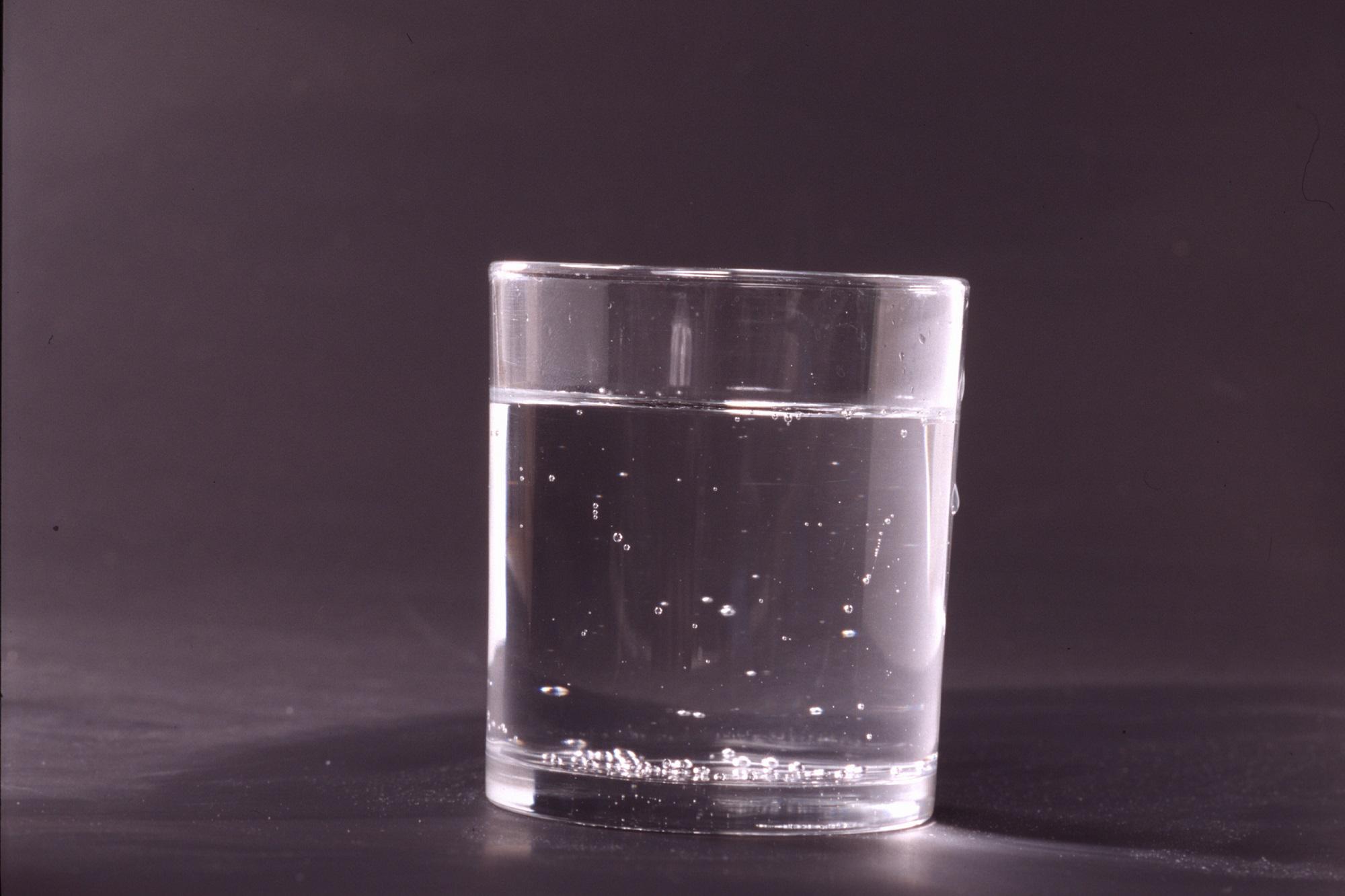 Prezzi energia, rincari anche nel bicchiere: acqua +11%
