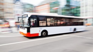 Prezzi, raffica di rincari nel 2023: aumenti per bus, autostrade e benzina