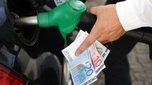 Prezzo benzina alle stelle, aumenti record