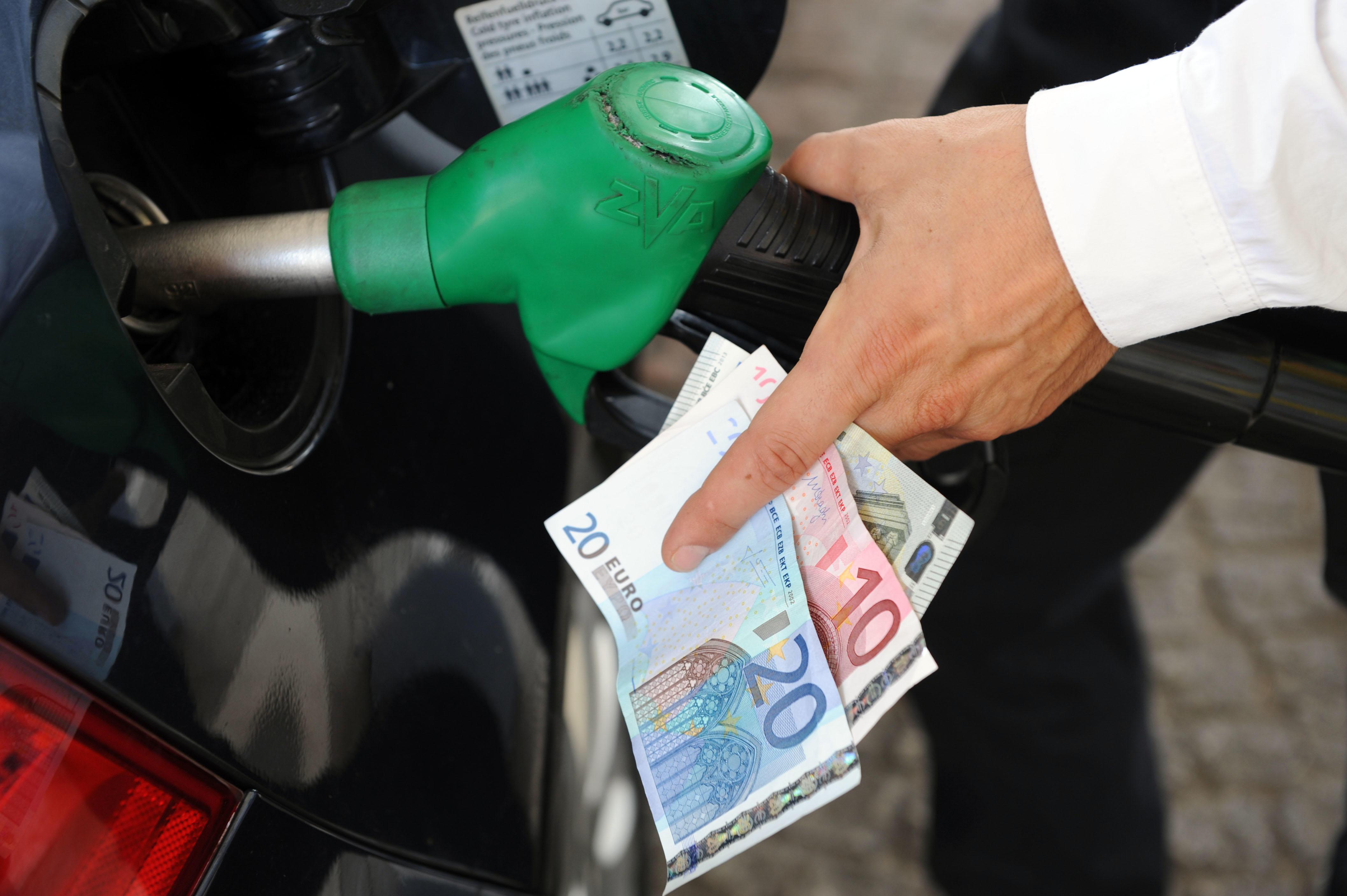 Prezzo benzina alle stelle, aumenti record