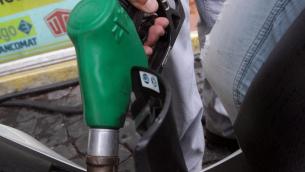 Prezzo benzina e diesel, calo in Italia oggi: quanto costano