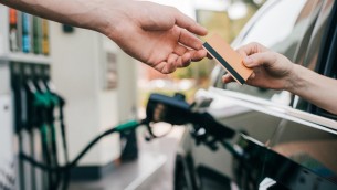 Prezzo benzina e diesel in aumento oggi in Italia, effetto accise su carburanti