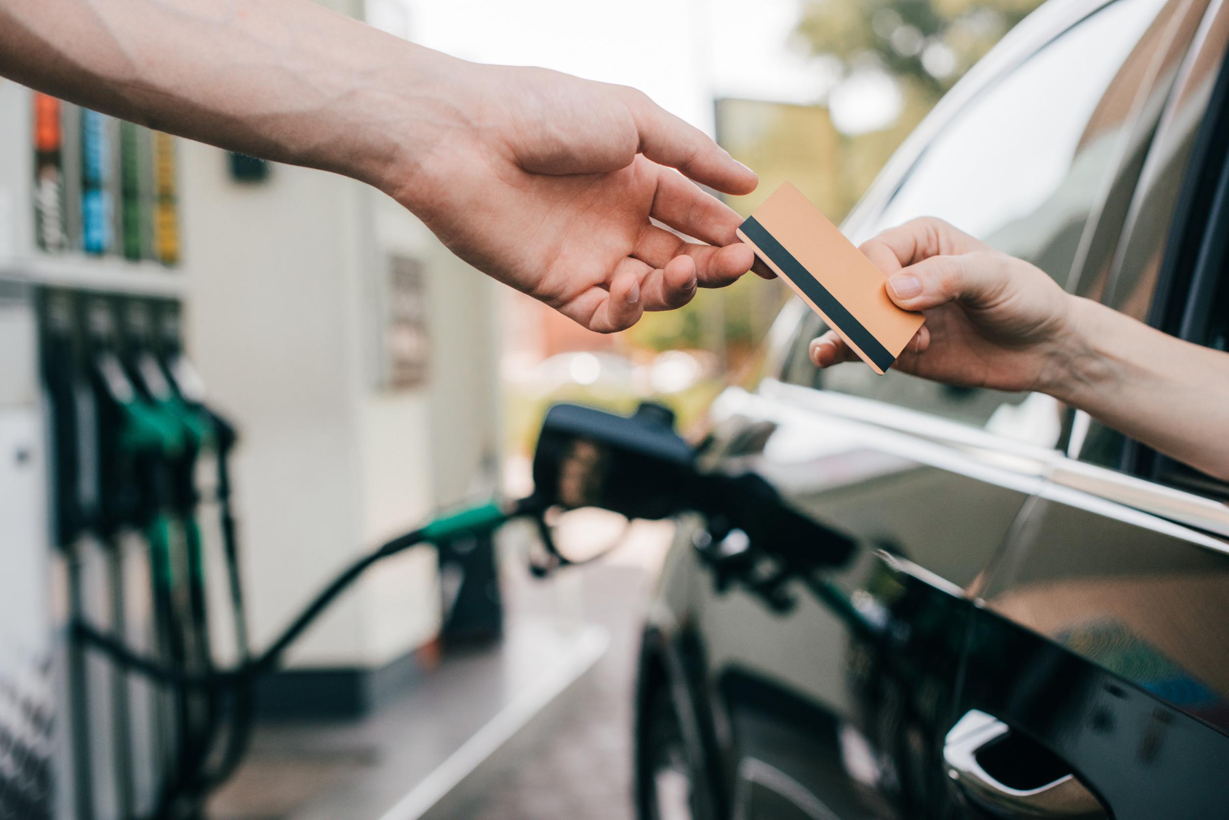 Prezzo benzina e diesel in aumento oggi in Italia, effetto accise su carburanti