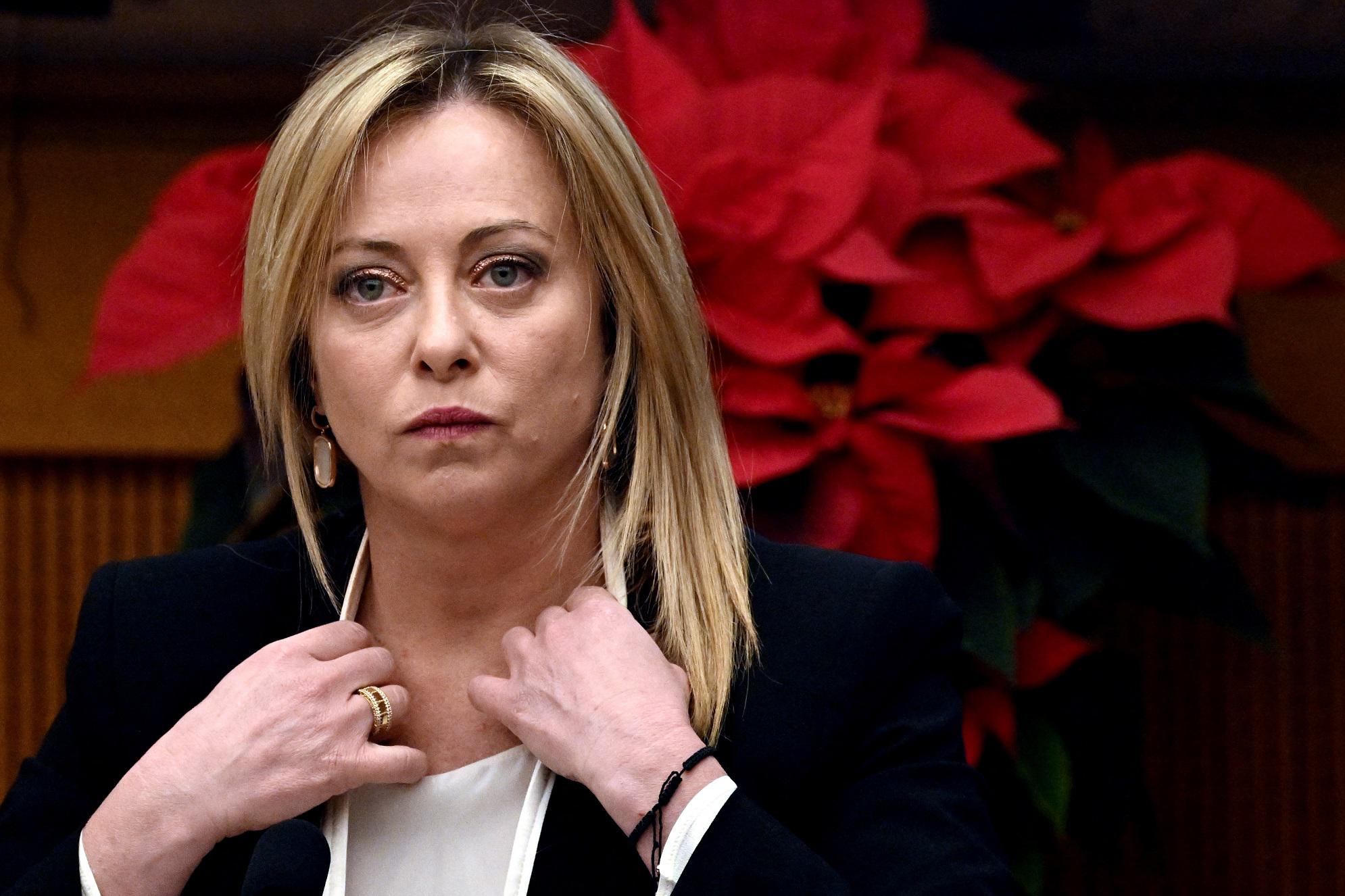 Prezzo benzina, Meloni difende la scelta sulle accise