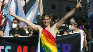 Pride, Famiglie Arcobaleno: "Cristo Lgbt? Anche Gesù avrebbe sfilato"