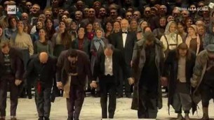 Prima alla Scala 2022, Boris Godunov trionfa con 13 minuti di applausi