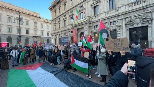 Prima della Scala, in piazza immensa bandiera della Palestina: "Fermate il massacro"