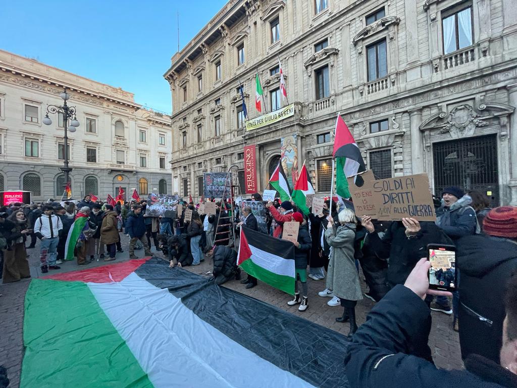 Prima della Scala, in piazza immensa bandiera della Palestina: "Fermate il massacro"