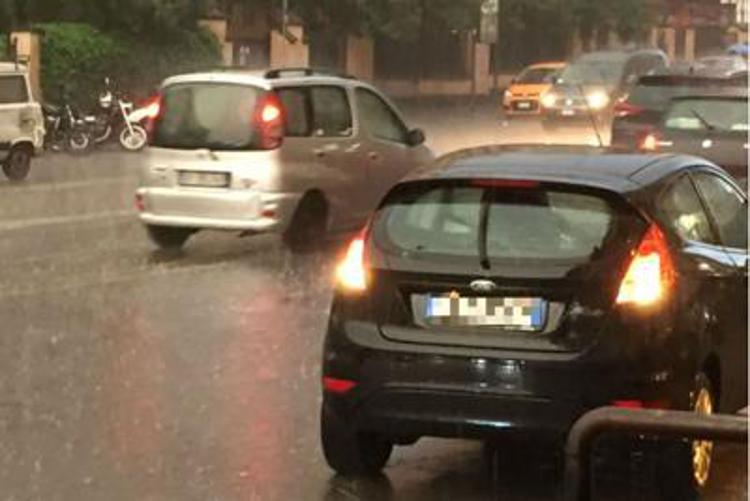 Primo maggio con pioggia, allerta meteo oggi: maltempo e freddo