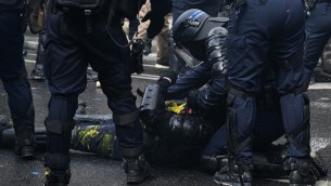 Primo maggio Parigi, molotov contro i poliziotti