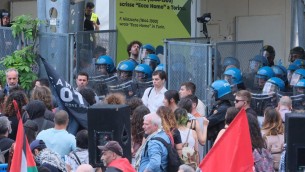 Pro Pal tentano di entrare al Salone del Libro di Torino, tensioni con polizia