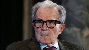 Prodi e i capelli tirati alla giornalista: "Una cosa piccola"