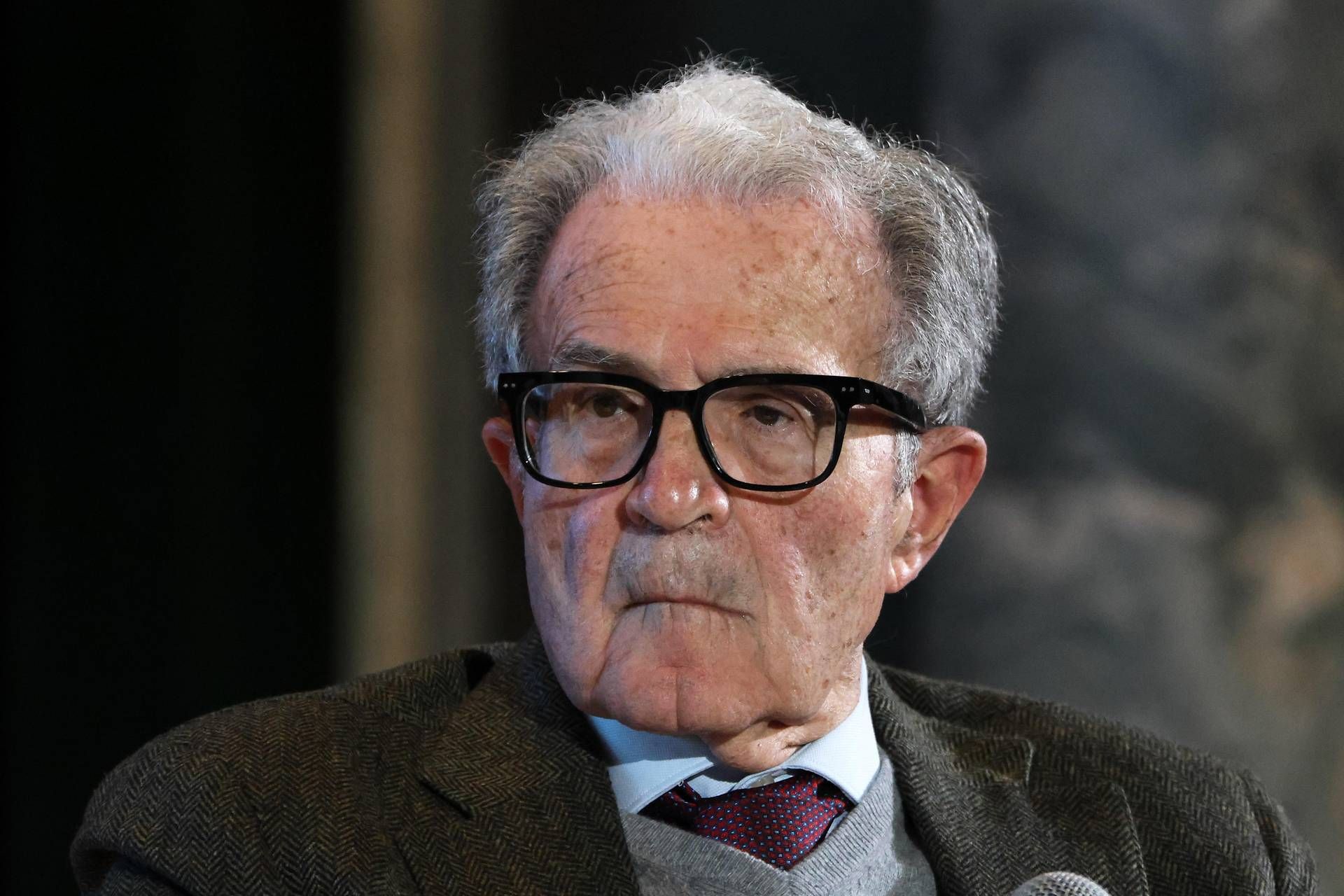 Prodi e i capelli tirati alla giornalista: "Una cosa piccola"
