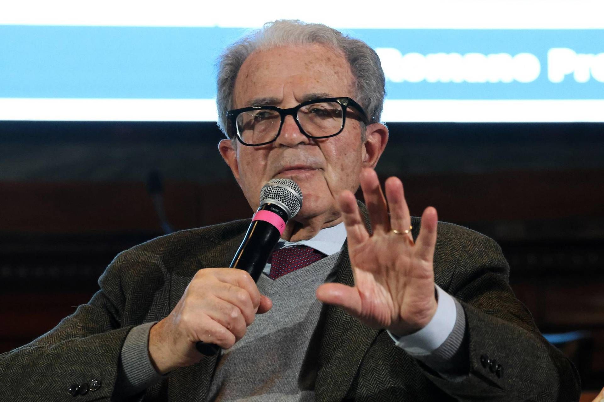 Prodi e la tirata di capelli alla giornalista: "Ho sbagliato, ma non accetto strumentalizzazione"