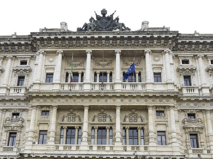 Prof ha relazione con alunna 17enne, non potrà più insegnare a scuola