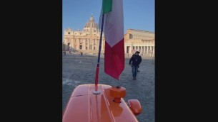 Protesta agricoltori dal Papa, un trattore e una mucca a San Pietro - Video
