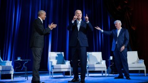 Protesta per Gaza irrompe a mega evento con Biden, Obama e Clinton: interrotta l'intervista