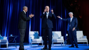 Protesta per Gaza irrompe a mega evento con Biden, Obama e Clinton: interrotta l'intervista