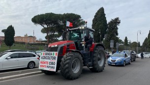 Protesta trattori, mini corteo in centro a Roma