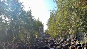 Proteste Iran, la scure della repressione: 11 condanne a morte e 400 in carcere
